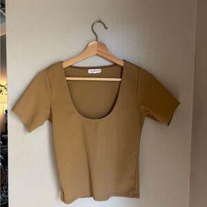 Good American Scuba Scoop Neck Form Fitting Tee (tan/nude)